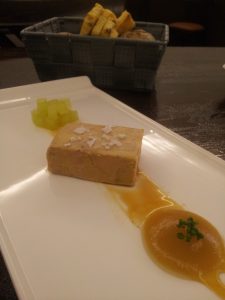 Terrina de foie casera con manzana en texturas y pan de nuez