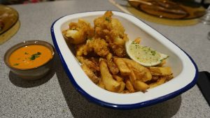 Fish and Chips de bacalao con salsa huancaina