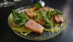 Tataki de bonito con pil-pil de verduras