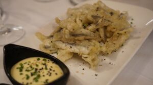 Lomos de bocarte en tempura con mayonesa de ají amarillo